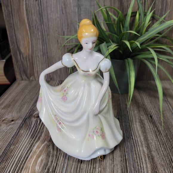 Vintage Victorian Lady Figurine Ballroom Dancing & Curtsying - Picture 1 of 3